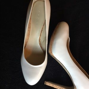 Nine West super Elegant, refined white pumps!